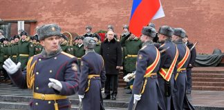 Władimir Putin i żołnierze Źródło: PAP/EPA