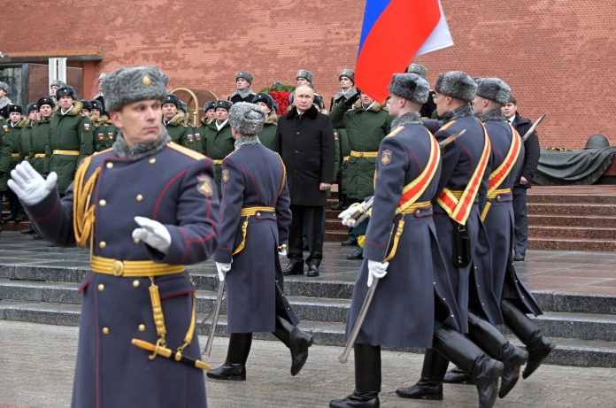 Władimir Putin i żołnierze Źródło: PAP/EPA