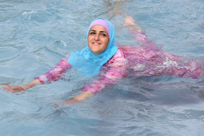 Muzułmanka w burkini na basenie. Zdjęcie ilustracyjne. Źródło: PAP/EPA
