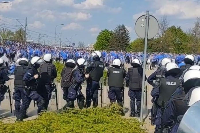 Kibice Lecha Poznań oraz policja pod Stadionem Narodowym. / foto: screen Twitter: @sobieckimateusz