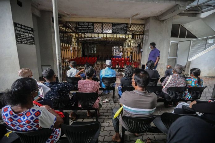 Ludzie czekają na leki w ambulatorium w Szpitalu Narodowym w Kolombo. Zdjęcie ilustracyjne. / foto: PAP/EPA