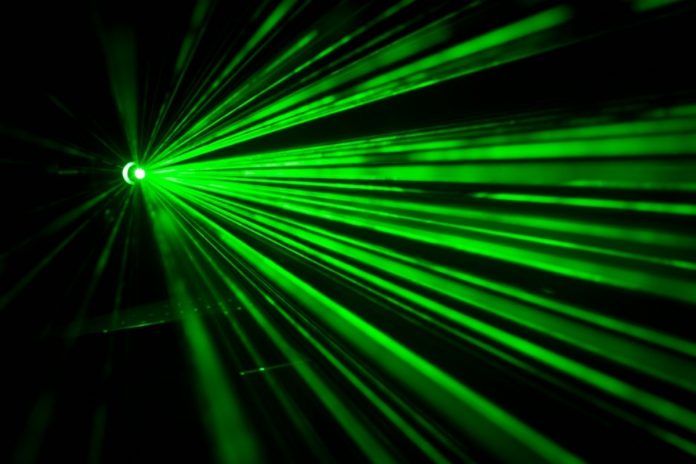 Zielony laser. Zdjęcie ilustracyjne. Źródło pixabay