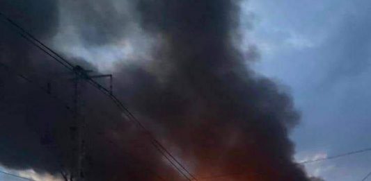 Pożar po ataku rakietowym na Lwów.