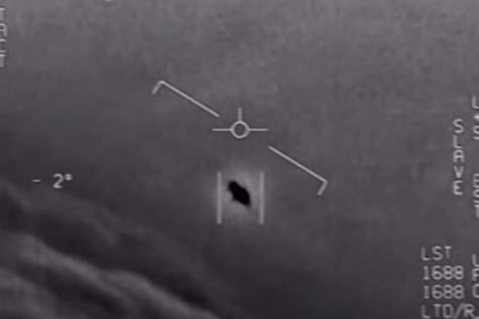 Kadr z nagrania zaprezentowanego podczas przesłuchania w Kongresie USA poświęconego UFO. / foto: screen YouTube