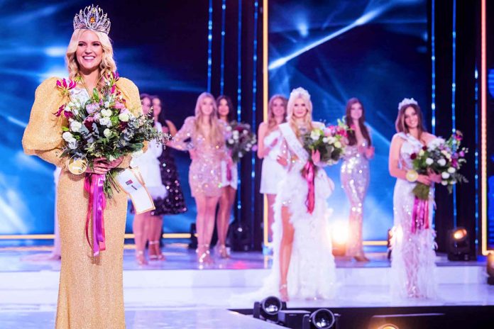 miss_polonia_krystyna_sokołowska_włocławek Miss Polonia 2021/2022 Krystyna Sokołowska podczas gali finałowej konkursu w Hali Widowiskowo-Sportowej OSiR we Włocławku (27.05.2022 r.). Konkurs piękności organizowany jest w Polsce od 1929 roku. Foto: PAP/Tytus Żmijewski
