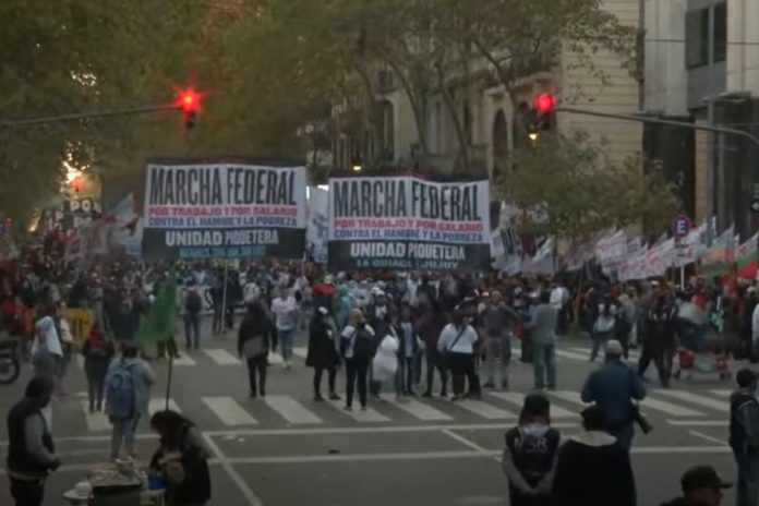 Protesty w Buenos Aires przeciwko największej od 20 lat drożyźnie. / foto: screen YouTube: Reuters