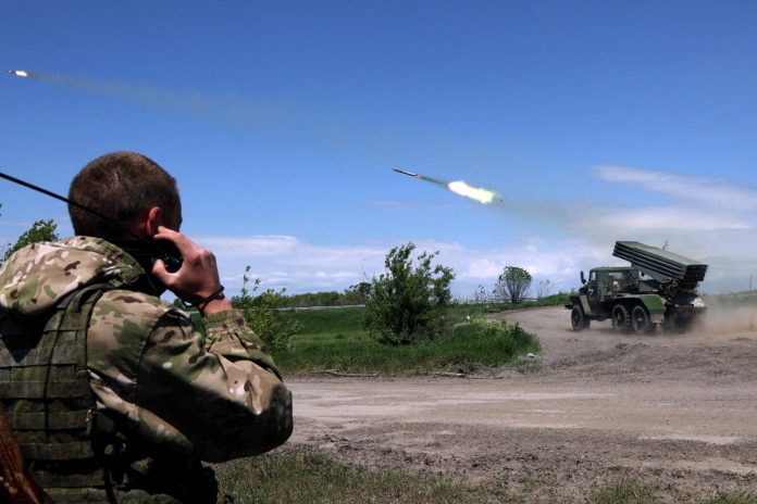 Rosjanie ostrzeliwują ukraińskie pozycje w Donbasie. Zdjęcie ilustracyjne. Źródło: PAP/Abaca