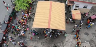 Ludzie czekają na stacji benzynowej, aby kupić naftę w związku z brakiem paliwa w Kolombo. Zdjęcie ilustracyjne. / foto: PAP/EPA