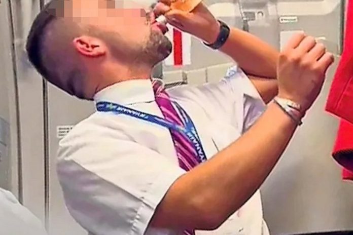 steward_lot_alkohol_nczas Steward pił na pokładzie samolotu Źródło: Screen