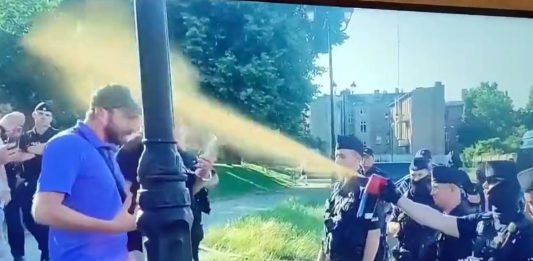 Policja użyła gazu w Inowrocławiu/Fot. screen Twitter