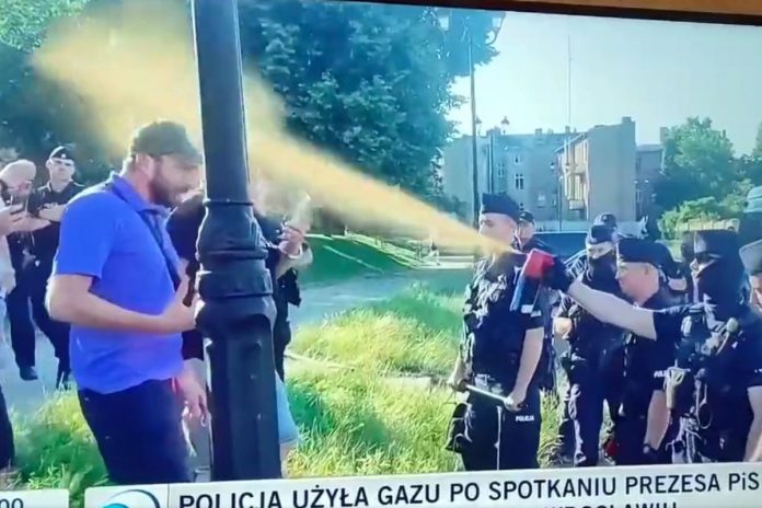Policja użyła gazu w Inowrocławiu/Fot. screen Twitter