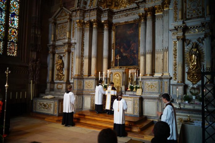 Msza św. solenna sprawowana według nadzwyczajnej formy rytu rzymskiego Źródło: WikiMedia