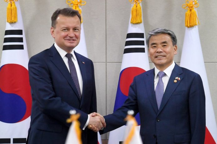Minister ON Mariusz Błaszczak ze swoim koreańskim odpowiednikiem Lee Jong-sup.