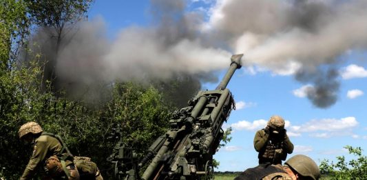 Wojna na Ukrainie. Ukraińscy artylerzyści na froncie w Donbasie. Zdjęcie ilustracyjne. Źródło: PAP/EPA