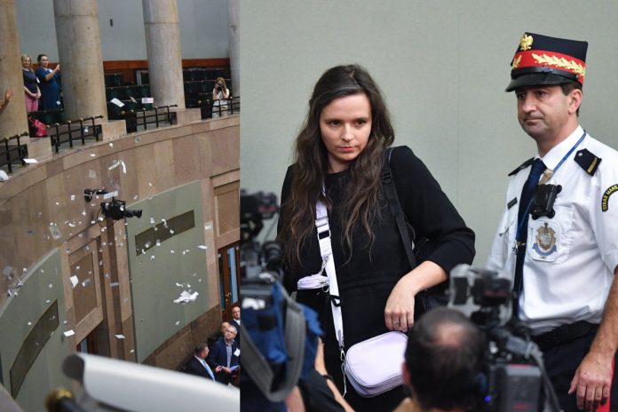 jachira_sejm Posłanka Klaudia Jachira rozrzuciła fałszywe banknoty w Sejmie. Foto: PAP