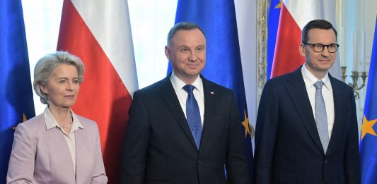 Przewodnicząca Komisji Europejskiej Ursula von der Leyen (L), prezydent RP Andrzej Duda (C) i premier RP Mateusz Morawiecki (P) podczas spotkania w Belwederze w Warszawie. Foto: PAP