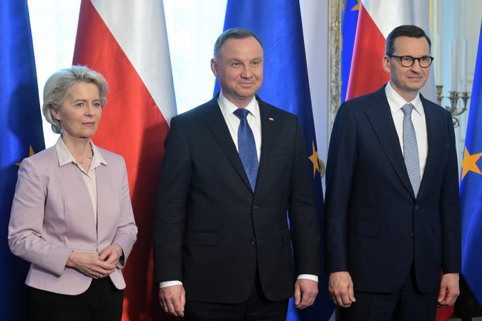 Przewodnicząca Komisji Europejskiej Ursula von der Leyen (L), prezydent RP Andrzej Duda (C) i premier RP Mateusz Morawiecki (P) podczas spotkania w Belwederze w Warszawie. Foto: PAP
