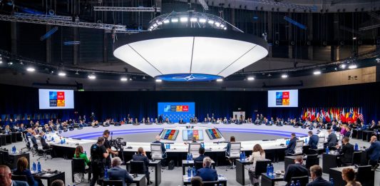 Przywódcy gromadzą się przy stole podczas sesji otwierającej szczyt NATO w Madrycie.