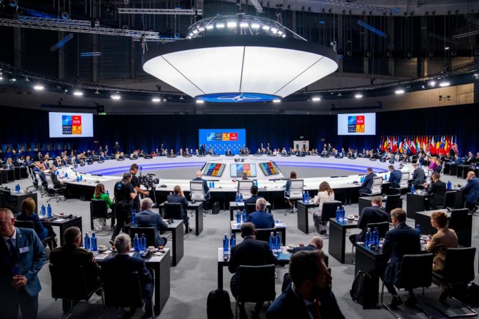 liderzy-szczyt-nato Przywódcy gromadzą się przy stole podczas sesji otwierającej szczyt NATO w Madrycie.
