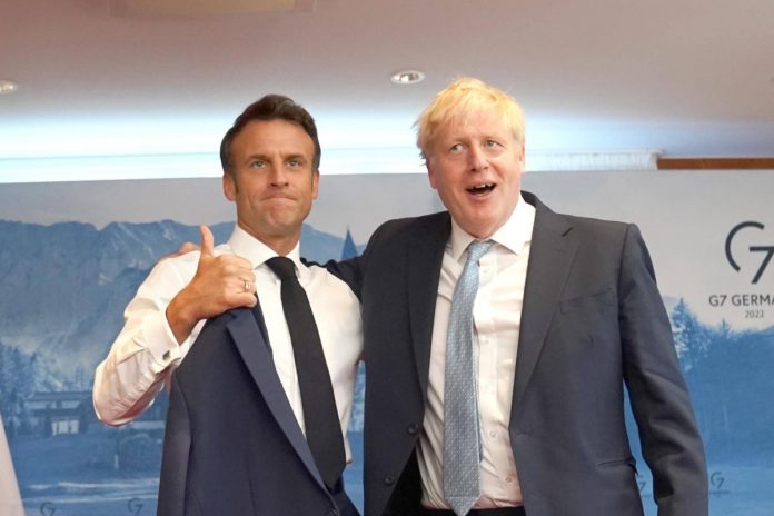 Emmanuel Macron i Boris Johnson. Foto: PAP/PA