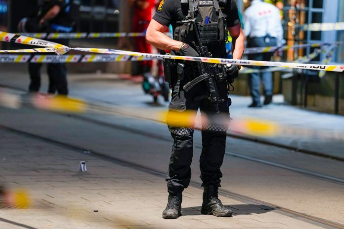 Policjanci zabezpieczają miejsce zdarzenia po strzelaninie w Oslo. / foto: PAP/EPA