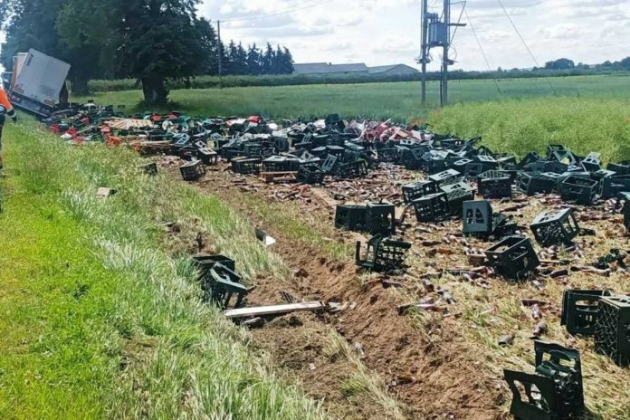 Tir uległ wypadkowi. Piwo wyleciało w szczere pole.