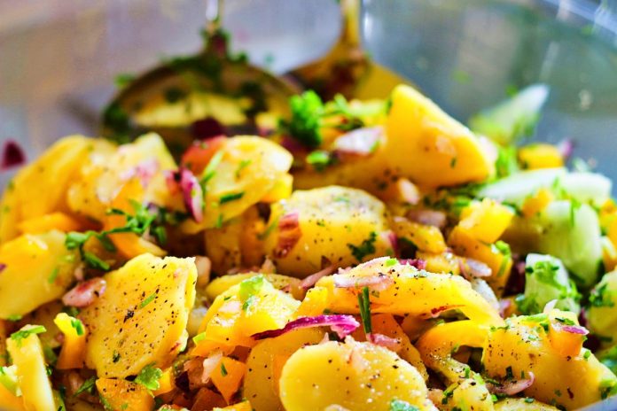 potato-salad-g7b10fd762_1920 Sałatka z ziemniakami. /Zdjęcie ilustracyjne: Pixabay