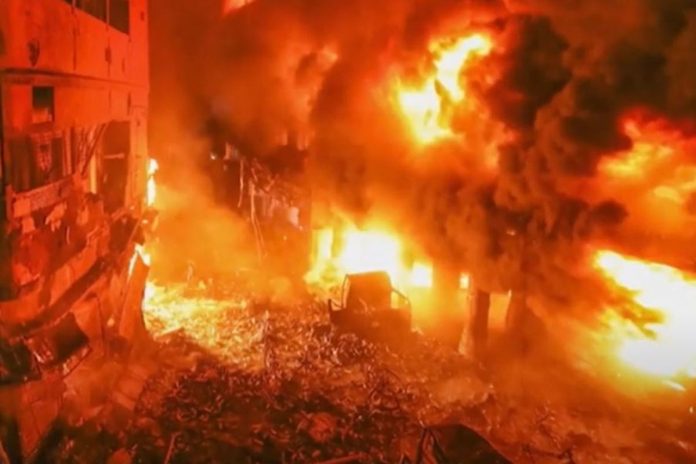 Bangladesz. Pożar i eksplozja w magazynie kontenerów. / foto: screen YouTube