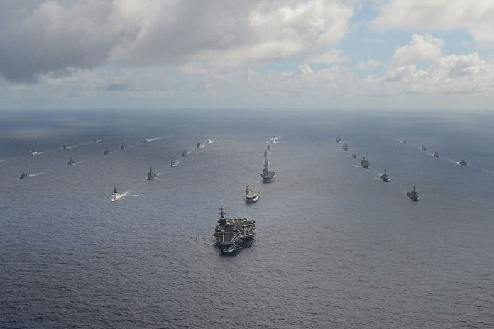 Kilkadziesiąt okrętów i łodzi podwodnych z piętnastu krajów podczas manewrów morskich RIMPAC 2014. Zdjęcie ilustracyjne. / foto: domena publiczna