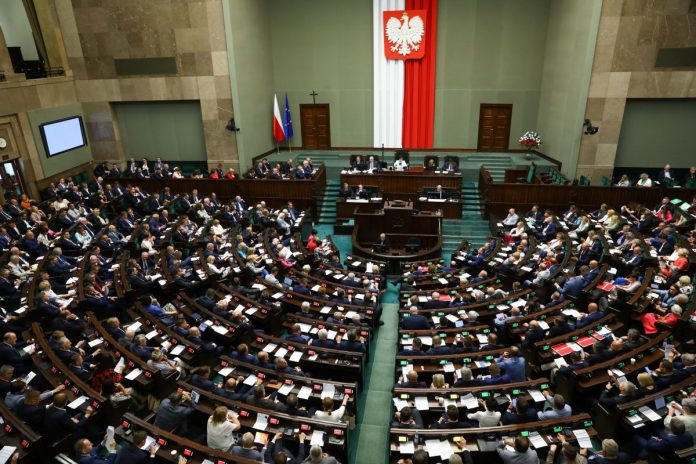 Posłowie na sali obrad Sejmu w Warszawie. Zdjęcie ilustracyjne.