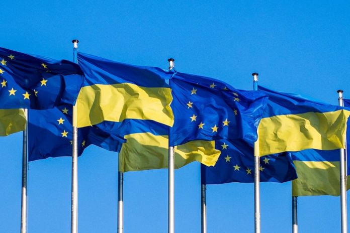 Flagi Ukrainy i Unii Europejskiej. Zdjęcie ilustracyjne. Źródło: pixabay