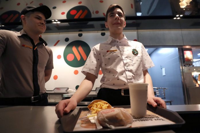 wkusno_i_toczka_moskwa Wkusno i toczka. Rebrandowany Mc'Donalds w Rosji. Foto: PAP/EPA