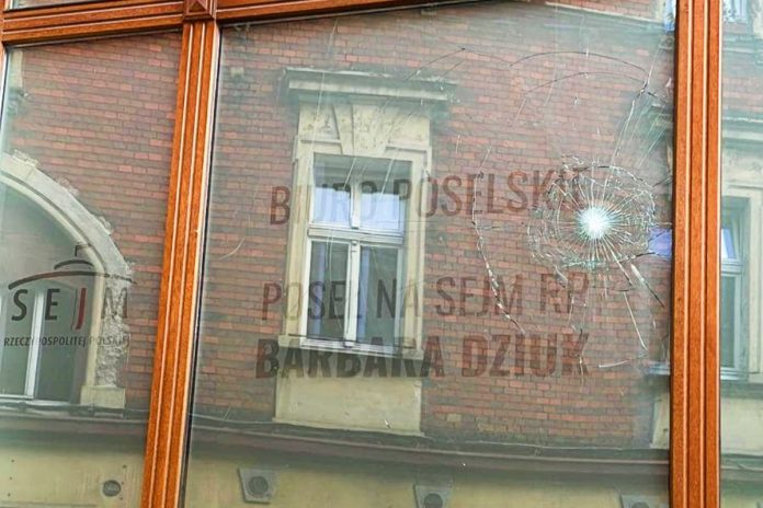 barbara-dziuk-biuro-poselskie-atak Zaatakowana szyba biura poselskiego Barbary Dziuk. / Zdjęcie: Facebook/Barbara Dziuk