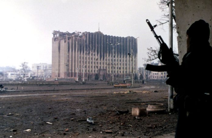 Pałac prezydencki w Groznym, styczeń 1995. Foto: Michaił Jewstafiew