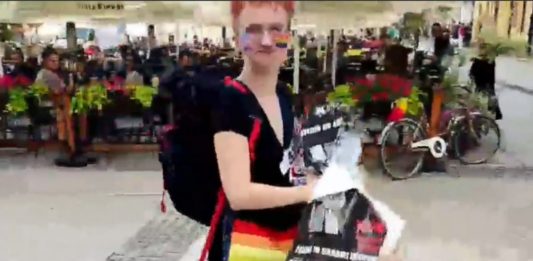 Przedstawiciel/ka LGBT zrywa plakaty upamiętniające Rzeź Wołyńską Źródło: Twitter