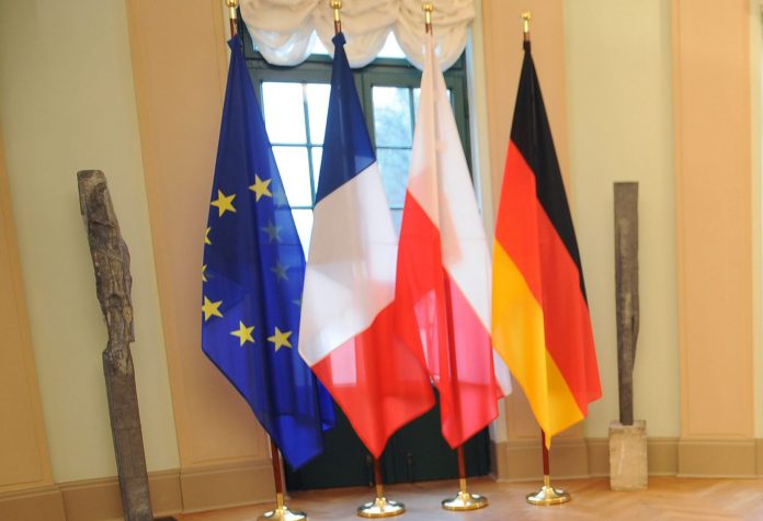 Flagi: unijna, francuska, polska, niemiecka Źródło: PAP