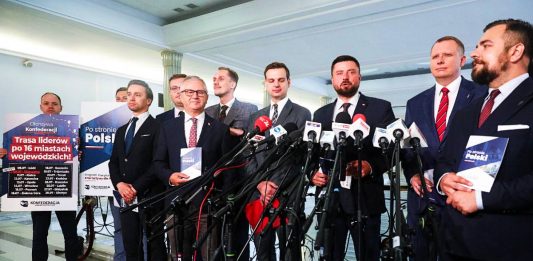 Jakub Kulesza (4P), wiceszef koła Konrad Berkowicz (5P) oraz posłowie: Włodzimierz Skalik (6P), Krzysztof Tuduj (3P), Krystian Kamiński (2P), Michał Urbaniak (P) podczas konferencji prasowej w Sejmie w Warszawie.