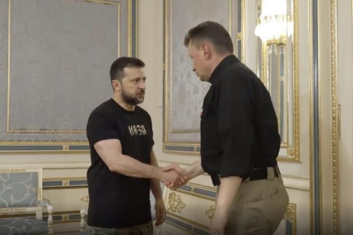 Zełenski-Błaszczak-nczas Wołodymyr Zełenski, Mariusz Błaszczak Źródło: Twitter