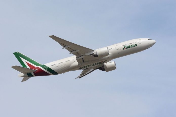 alitalia-boeing-777 Boeing 777 w barwach Alitalia. Źródło: wikimedia