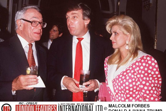 Donald Trump (w środku) ze swoją pierwszą żoną Ivaną.