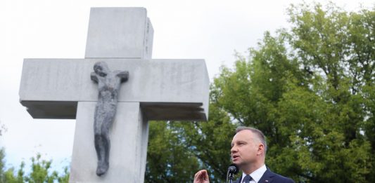 Prezydent RP Andrzej Duda podczas uroczystości z okazji Narodowego Dnia Pamięci Ofiar Ludobójstwa dokonanego przez ukraińskich nacjonalistów na obywatelach II Rzeczypospolitej Polskiej na skwerze Wołyńskim w Warszawie. (mr) PAP/Paweł Supernak