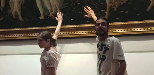 Ekoaktywiści przykleili się do jednego z arcydzieł w muzeum we Florencji. Podobno dla dobra klimatu.