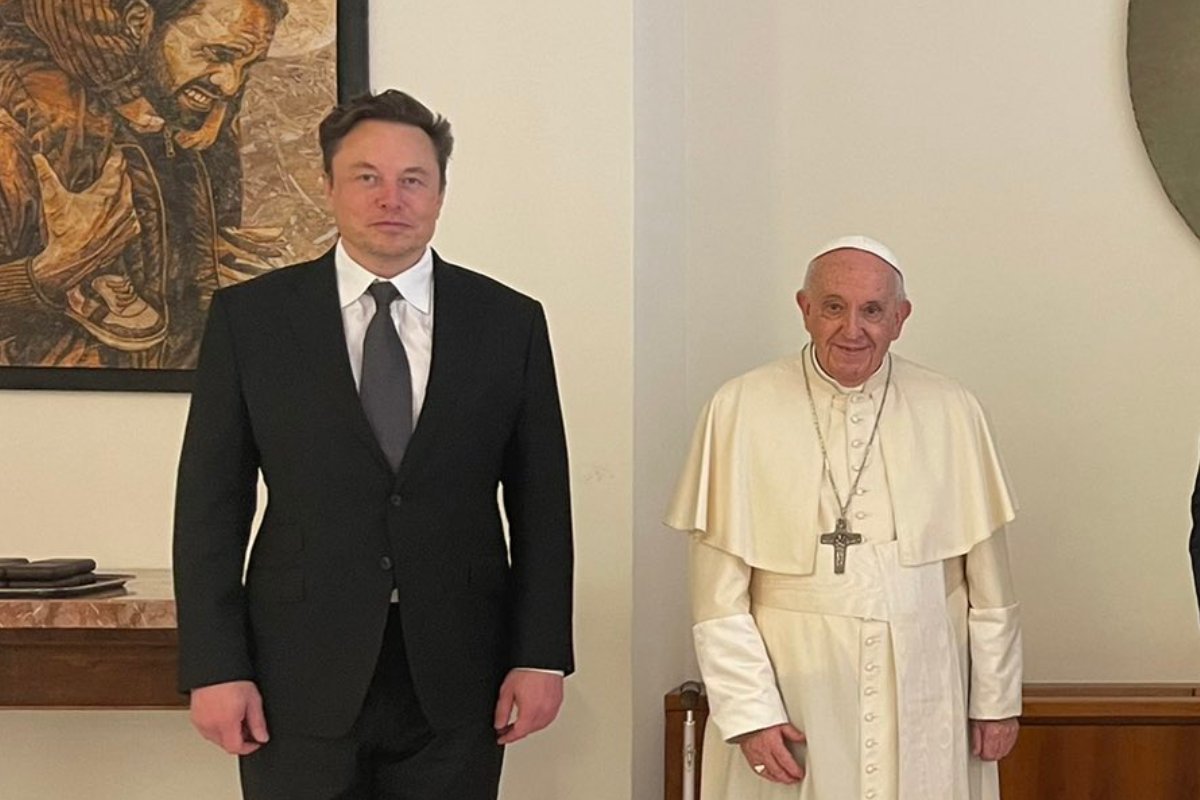 Elon Musk i papież Franciszek.