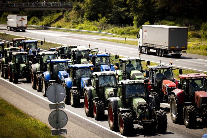 Traktory blokujące drogę w trakcie protestów rolników w Holandii