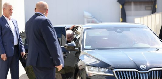 Jarosław Kaczyński wsiadający do rządowej limuzyny.