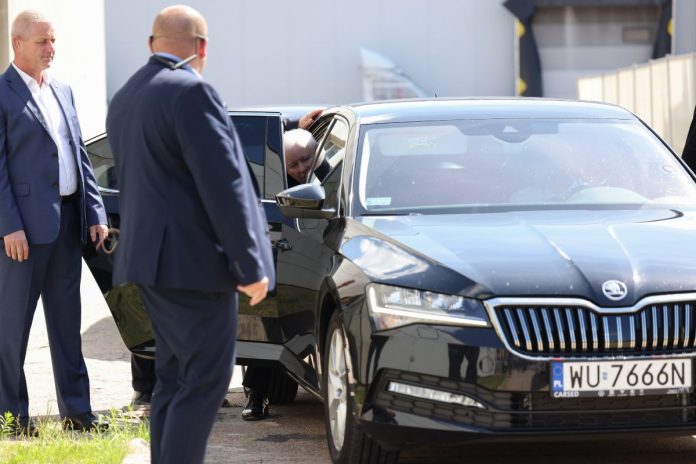 Jarosław Kaczyński wsiadający do rządowej limuzyny.