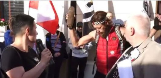 Kadr z nagrania z położenia pocisku na Krakowskim Przedmieściu.