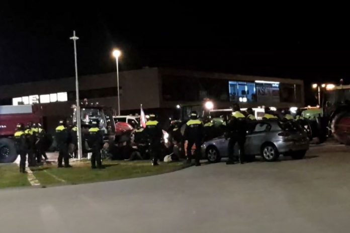 Holenderska policja aresztowała kilkunastu rolników, którzy od trzech dni blokowali centrum dystrybucyjne supermarketów w Bleiswijk