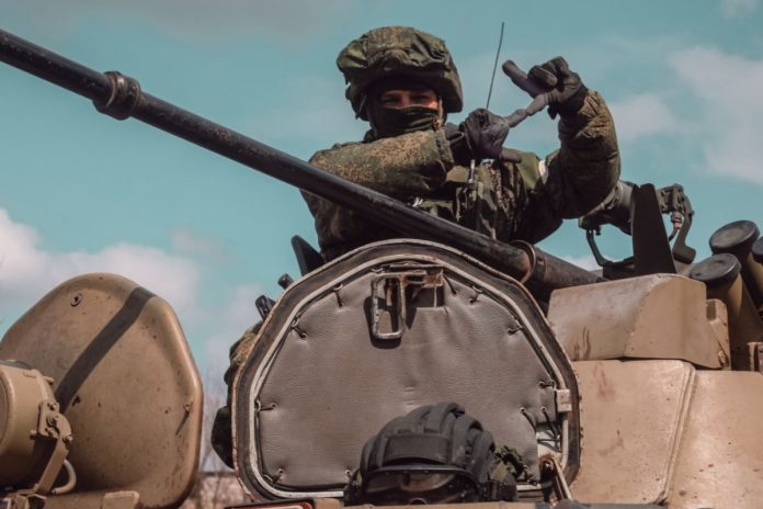 Rosyjski żołnierz pokazujący symbol inwazji 
