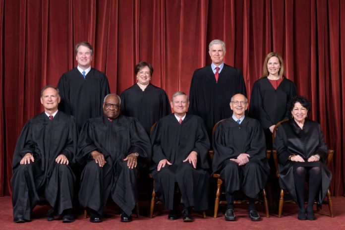 sedziowie-sad-najwyzszy-usa Przedni rząd, od lewej do prawej: Samuel A. Alito, Clarence Thomas, John G. Roberts, Jr., Stephen G. Breyer, Sonia Sotomayor. Tylny rząd, od lewej do prawej: Brett M. Kavanaugh, Elena Kagan, Neil M. Gorsuch, Amy Coney Barrett.